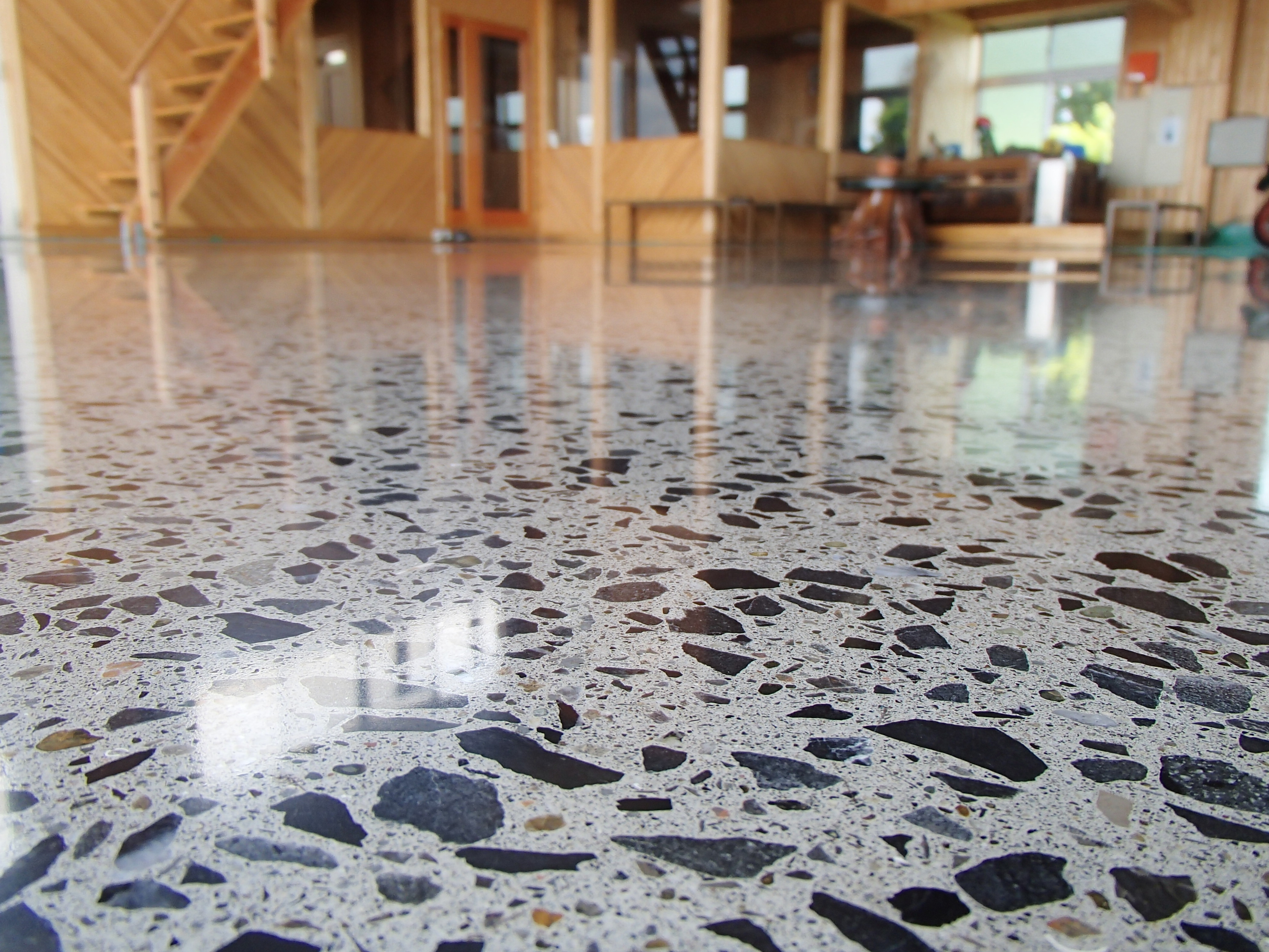 コンクリート研磨仕上げ工法「PlaConFloor（プラコンフロア）」